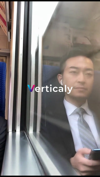 車内でスマホを操作する男性