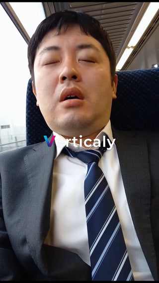 眠るスーツ姿の男性