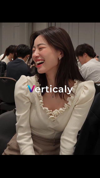 笑顔が素敵な女性、カフェで