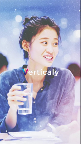 微笑む女性と水、爽やかな時間