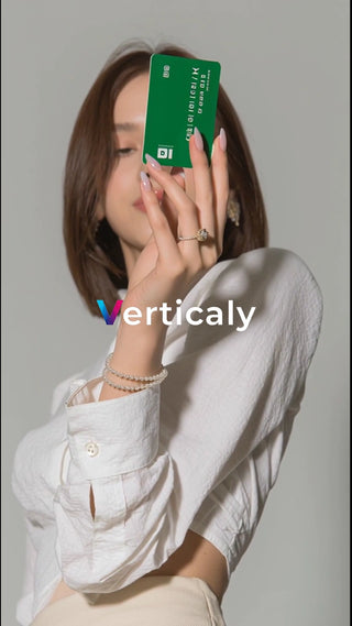 カードを覗く女性