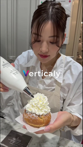 クリームを絞る、焼きたてパン