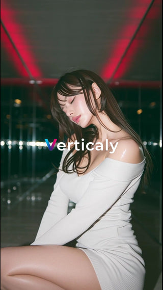 肩出し、白いミニワンピ