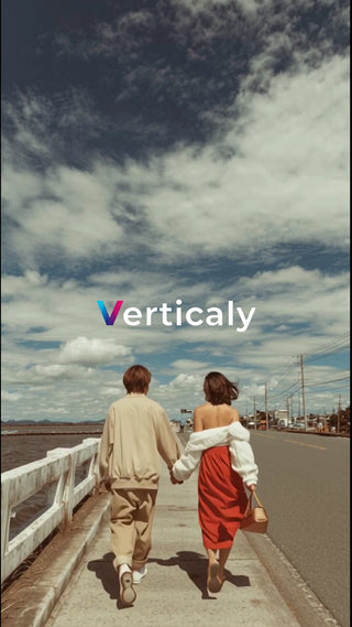 手をつなぎ歩く二人