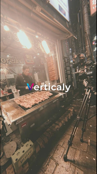 屋台で焼く豚肉、活気ある夜