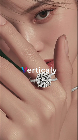 輝く婚約指輪、手元で