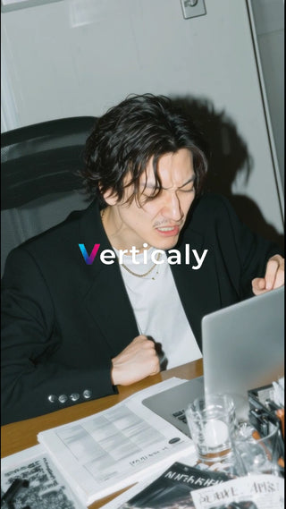 困惑した表情の男性