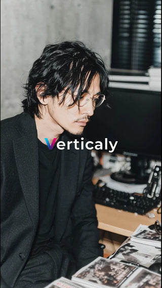 眼鏡越しの眼差し、思索の時間