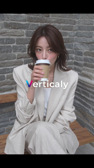 カフェでコーヒーを飲む女性