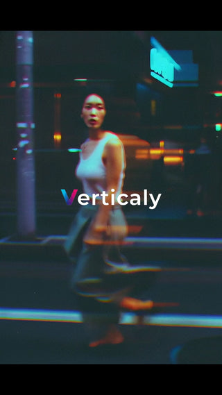 夜の街を歩く女性