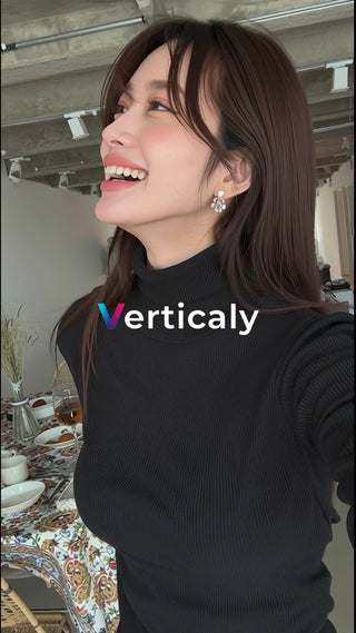 笑顔が素敵な女性、輝く横顔