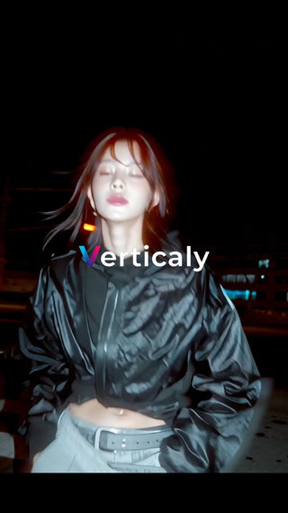 夜の街を歩く女性