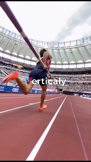 ポールを構え走るアスリート