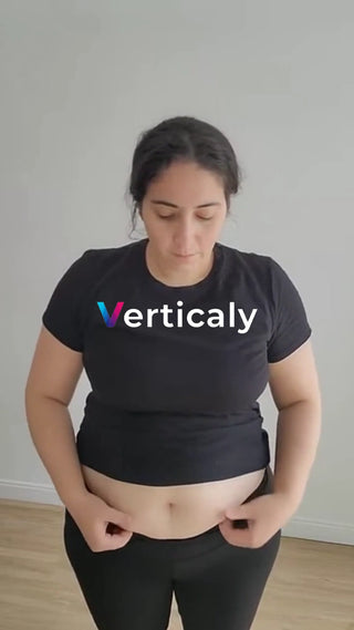 お腹をつまむ女性