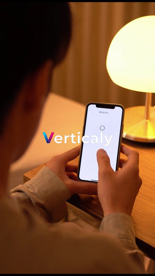 スマホを操作する手元