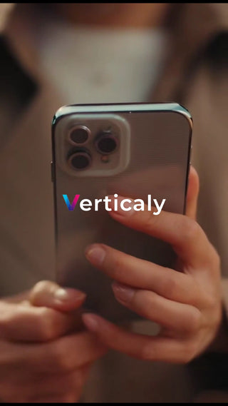 スマホを構える女性