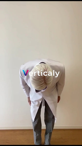 白いコートの男性、お辞儀