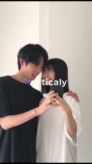 寄り添う二人、スマホ越しの笑顔