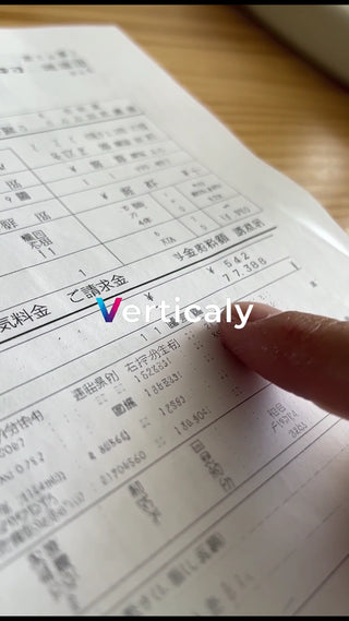 請求書をチェックする手元