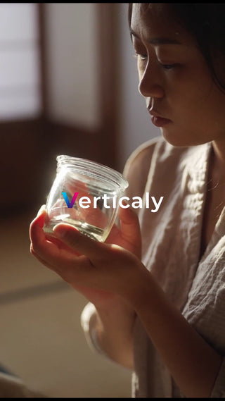 透明な瓶と女性