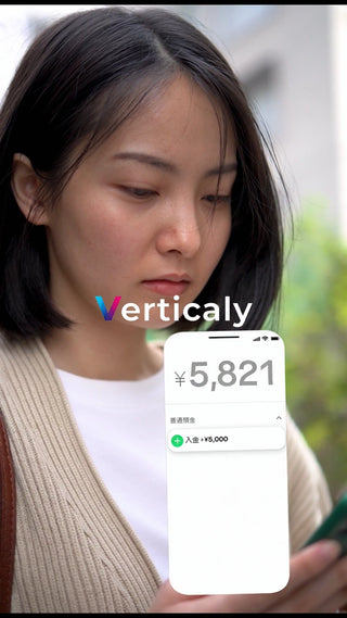 スマホで残高確認、女性