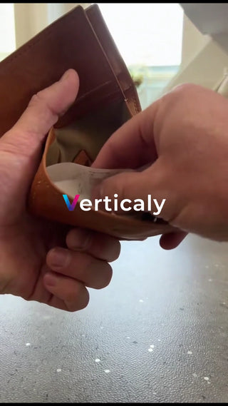 財布から現金を取り出す