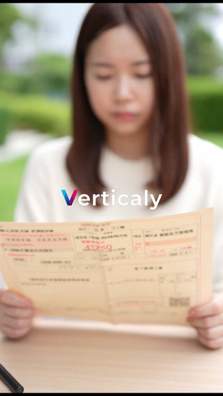 書類を熱心に見る女性