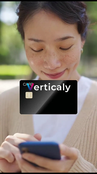 スマホを操作する女性