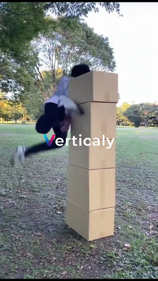 箱を飛び越える女性