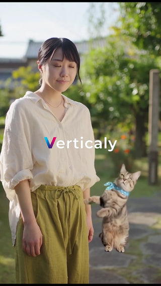 猫と女性の穏やかな午後