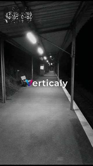 夜の駅、静寂と灯り