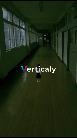 学校の廊下、少女の佇まい