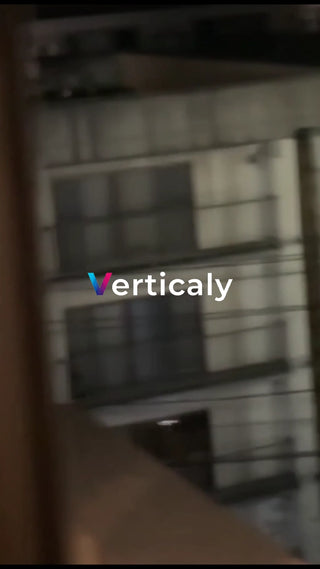 オフィスの一室、窓からの光