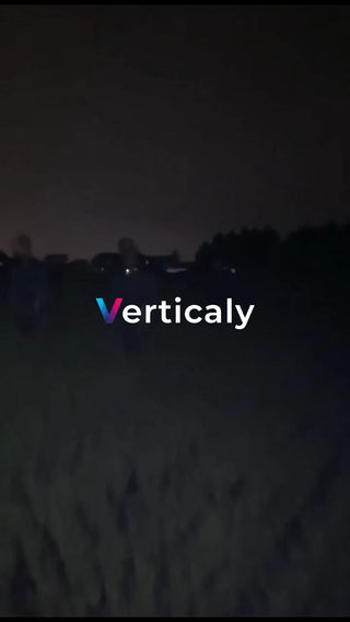 夜のフィールド、人影と光