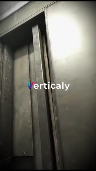 古びたエレベーター