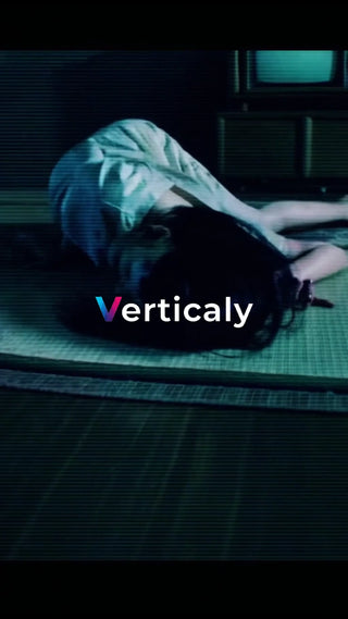 暗い部屋でうずくまる女性