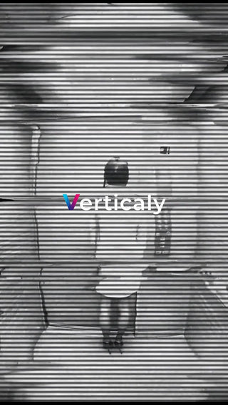 カーテン越しの女性