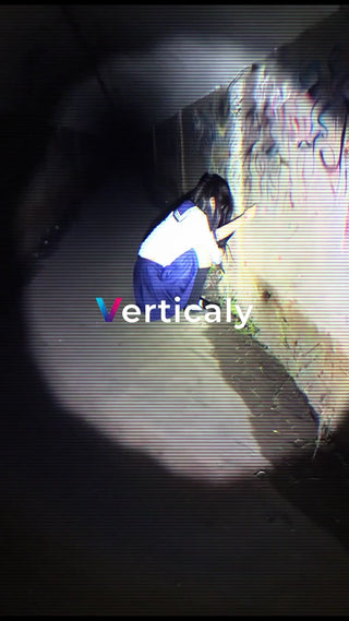 トンネルで何かを探す女子高生