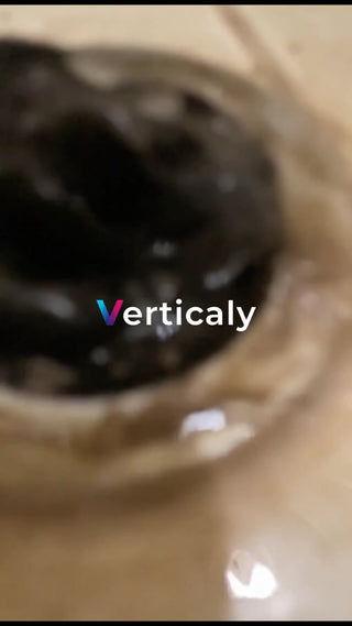 排水口を覗き込む