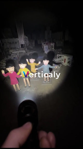 廃墟に佇む4体の人形