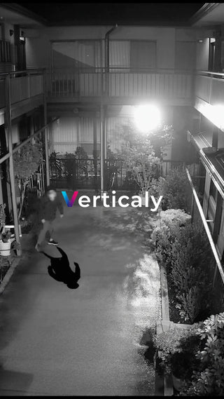 夜の路地を歩く人