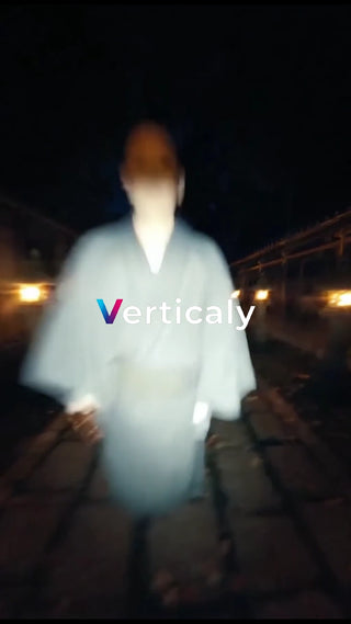 夜の街を歩く男性