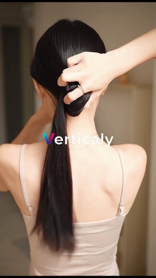 髪をまとめる女性