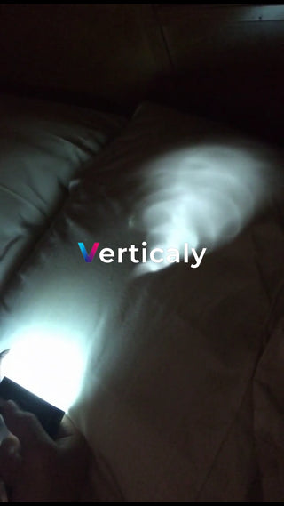 手元を照らす光、夜の空間