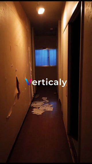 剥がれた壁と木製廊下