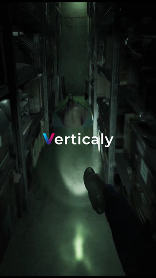 不気味な倉庫、懐中電灯