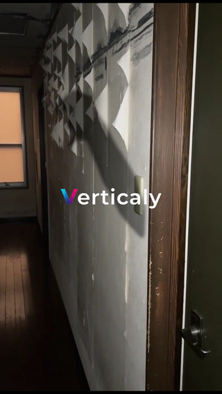 剥がれた壁と光