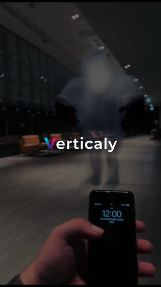 12:00、スマホを操作