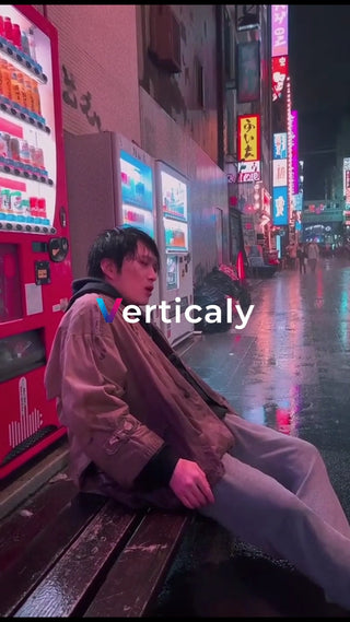 都会の夜、雨上がりのベンチ