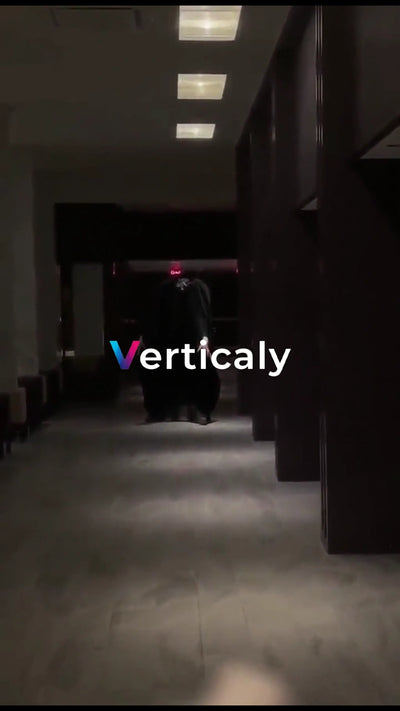 暗い廊下を歩く謎の人物